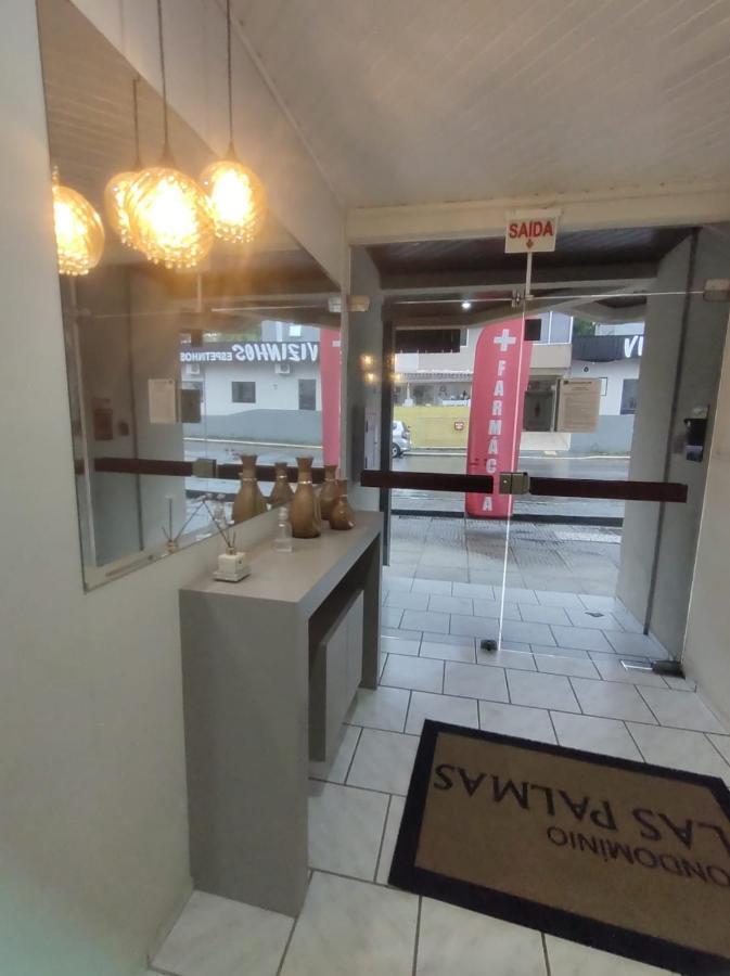 Apartamento amplo pé na areia - Itapema 180m da Praia Exterior foto