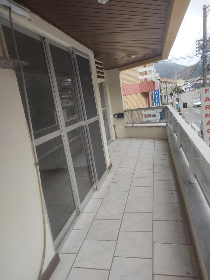 Apartamento amplo pé na areia - Itapema 180m da Praia Exterior foto